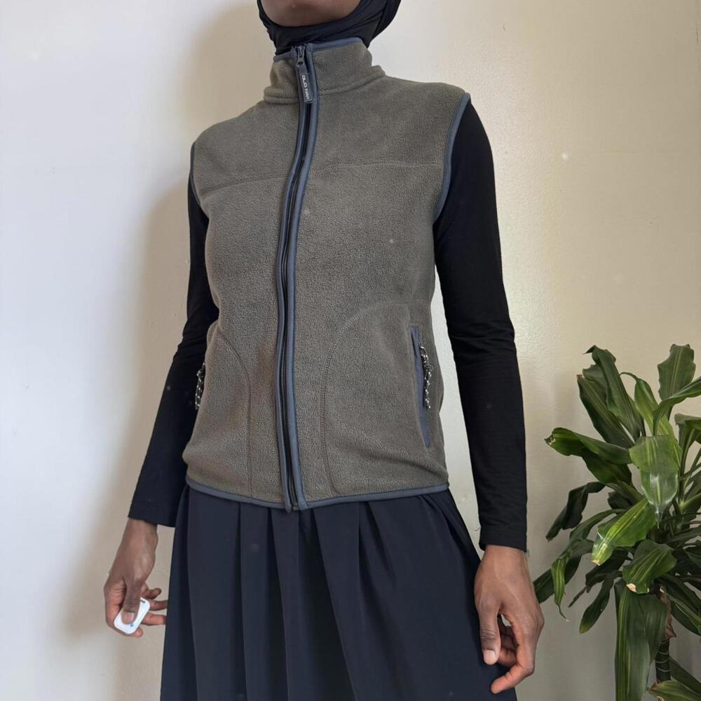 Women’s lightweight gorpcore fleece sweater vest‎ in green size 12